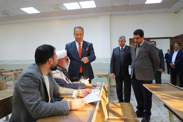 السيد رئيس جامعة الأنبار يتفقد سيرَ الامتحاناتِ النهائيةِ لطلبةِ الدراسات العليا للعام الدراسي 2024- 2025 في أروقة الكلية.