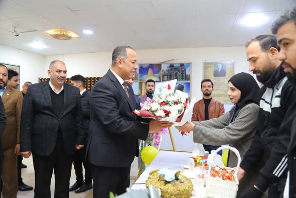 رئيس جامعة الأنبار يفتتح بازارًا ومعرضًا فنيًاة 