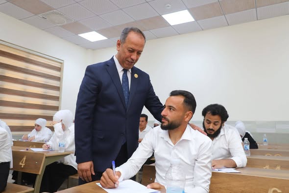 رئيس الجامعة يتفقد سير الامتحانات النهائية في الكلية
