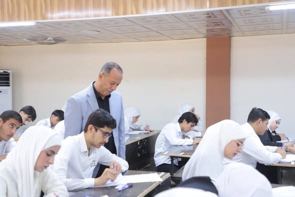 رئيس الجامعة يتفقد سير الامتحانات النهائية لطلبة المرحلة الأولى